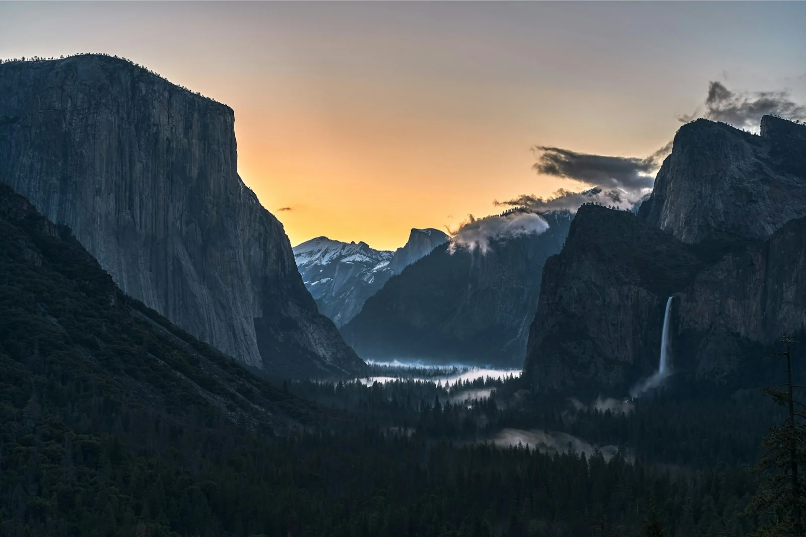 Snow on the granite at Tunnel View, on the road between Wawona and Yosemite Valley. Photo: Aram / Unsplash